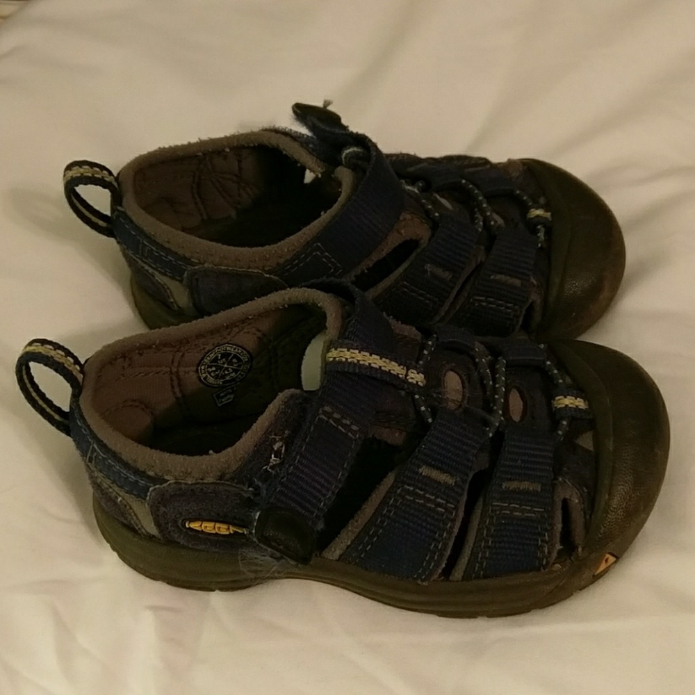 Boys size 7 Keens